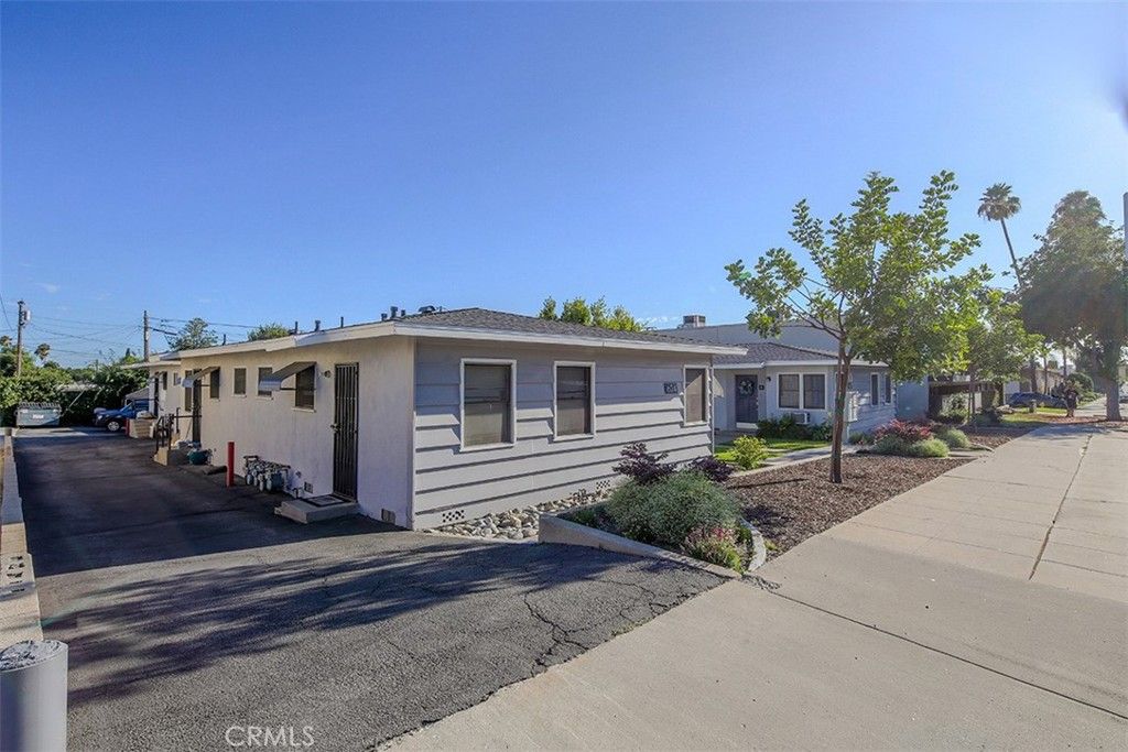 Image 4 of property listing at 624 W Foothill, Monrovia, CA 91016