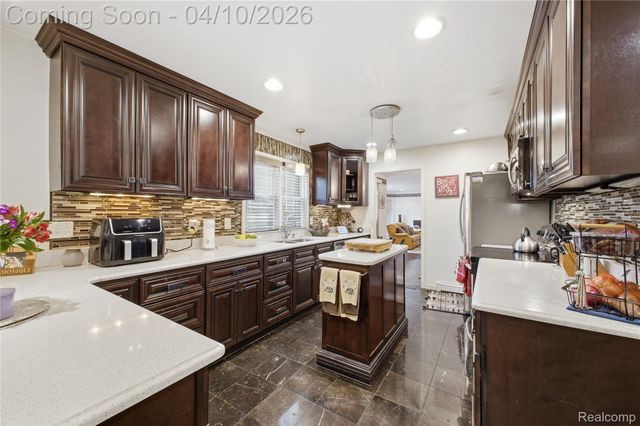 23640 Oak Glen Drive, Southfield, MI 48033