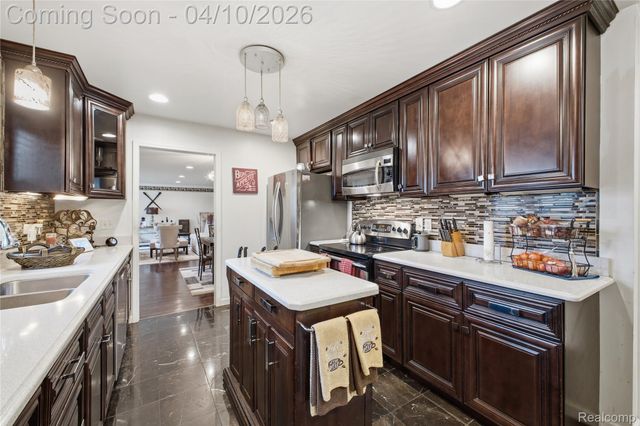 23640 Oak Glen Drive, Southfield, MI 48033