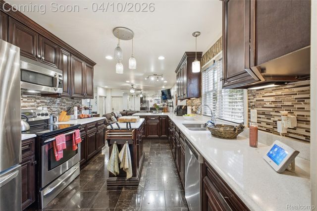 23640 Oak Glen Drive, Southfield, MI 48033