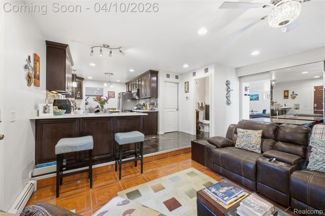 23640 Oak Glen Drive, Southfield, MI 48033