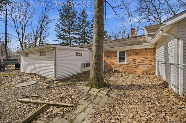 23640 Oak Glen Drive, Southfield, MI 48033