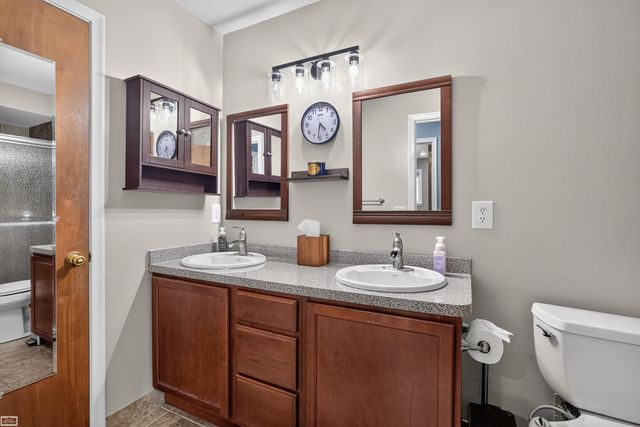 15151 La Grande Plaza, Warren, MI 48088