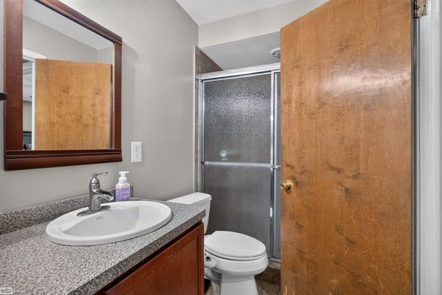 15151 La Grande Plaza, Warren, MI 48088