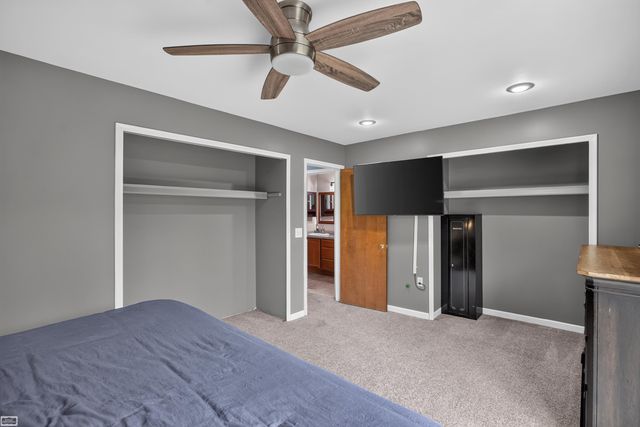15151 La Grande Plaza, Warren, MI 48088