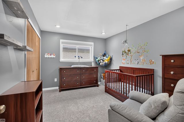 15151 La Grande Plaza, Warren, MI 48088