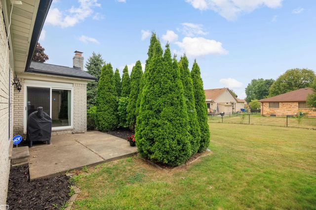 15151 La Grande Plaza, Warren, MI 48088