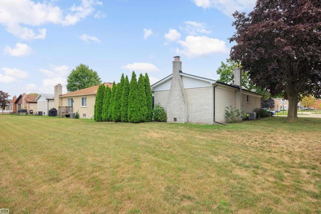 15151 La Grande Plaza, Warren, MI 48088
