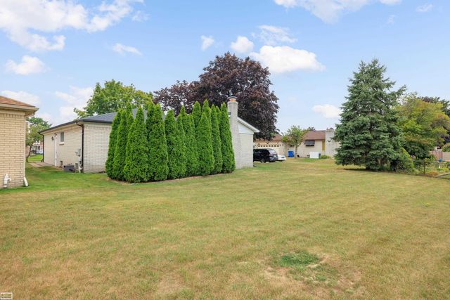 15151 La Grande Plaza, Warren, MI 48088