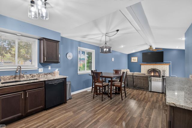 15151 La Grande Plaza, Warren, MI 48088