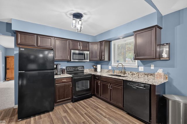 15151 La Grande Plaza, Warren, MI 48088