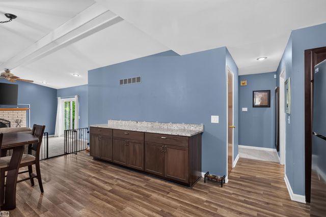 15151 La Grande Plaza, Warren, MI 48088