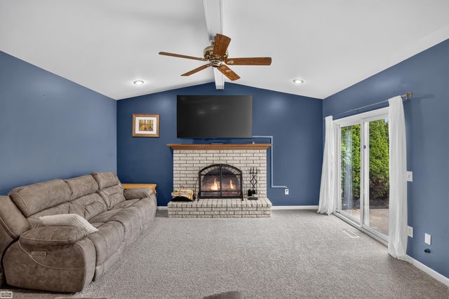 15151 La Grande Plaza, Warren, MI 48088