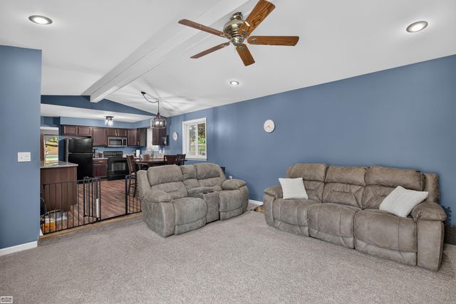 15151 La Grande Plaza, Warren, MI 48088