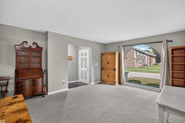 15151 La Grande Plaza, Warren, MI 48088