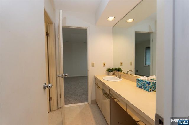 22 Post Lane, Livingston, NJ 07039