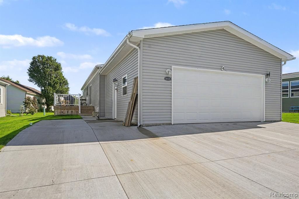 16125 Suffolk Drive, Holly, MI 48442