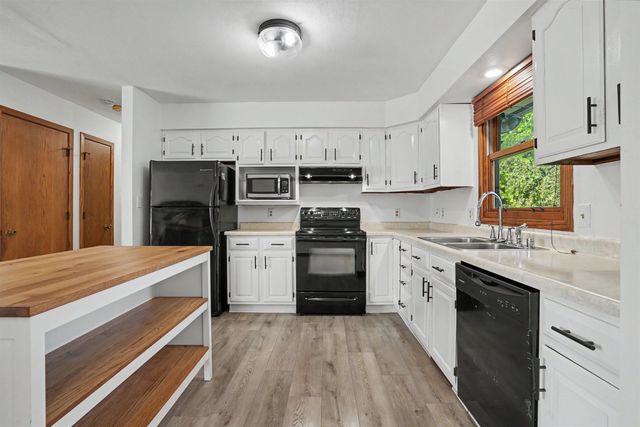 455 Tannin Court, Dubuque, IA 52003
