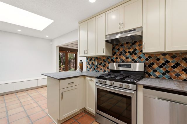 2201 Paseo de los Chamisos, Santa Fe, NM 87505