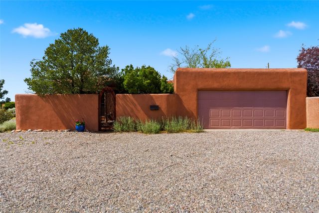 2201 Paseo de los Chamisos, Santa Fe, NM 87505