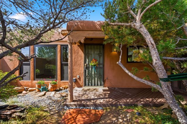 2201 Paseo de los Chamisos, Santa Fe, NM 87505