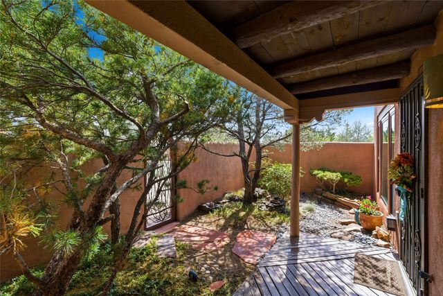 2201 Paseo de los Chamisos, Santa Fe, NM 87505