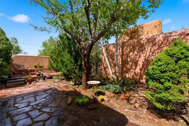 2201 Paseo de los Chamisos, Santa Fe, NM 87505