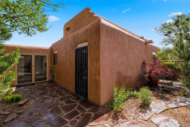 2201 Paseo de los Chamisos, Santa Fe, NM 87505