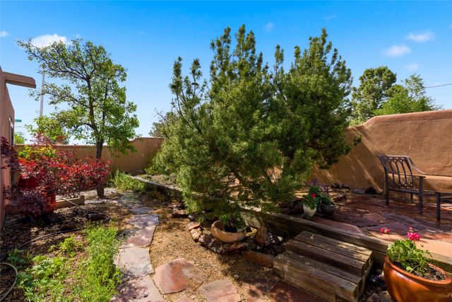 2201 Paseo de los Chamisos, Santa Fe, NM 87505