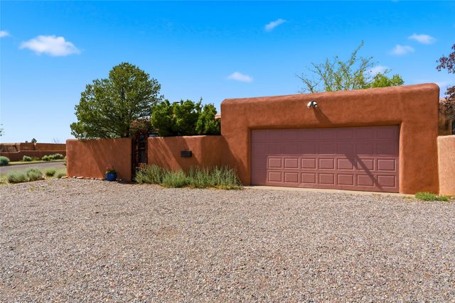 2201 Paseo de los Chamisos, Santa Fe, NM 87505