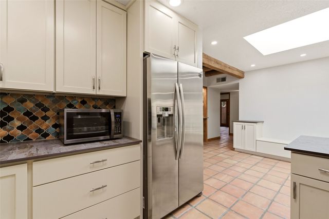 2201 Paseo de los Chamisos, Santa Fe, NM 87505