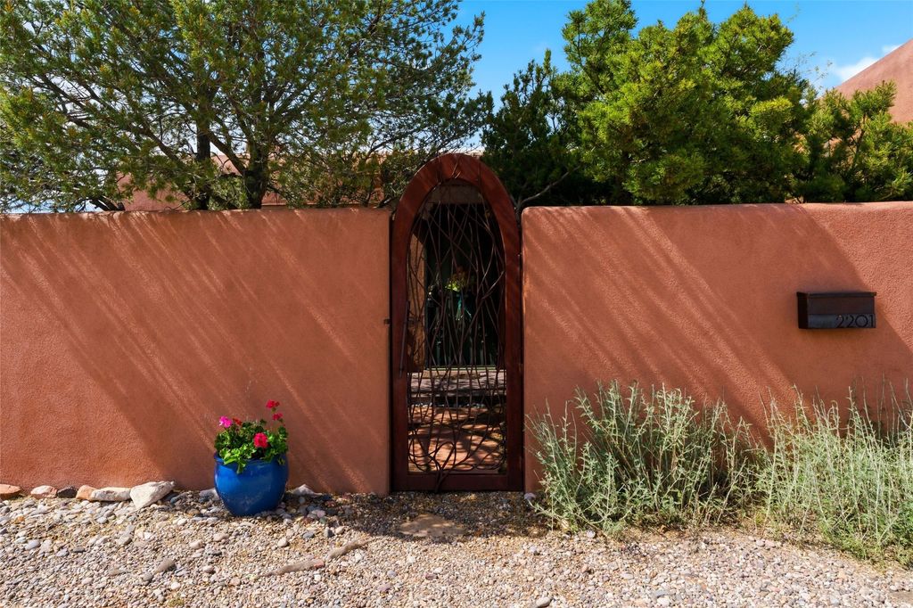 2201 Paseo de los Chamisos, Santa Fe, NM 87505
