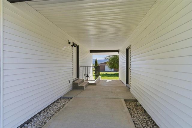 5621 S Conklin Rd, Greenacres, WA 99016