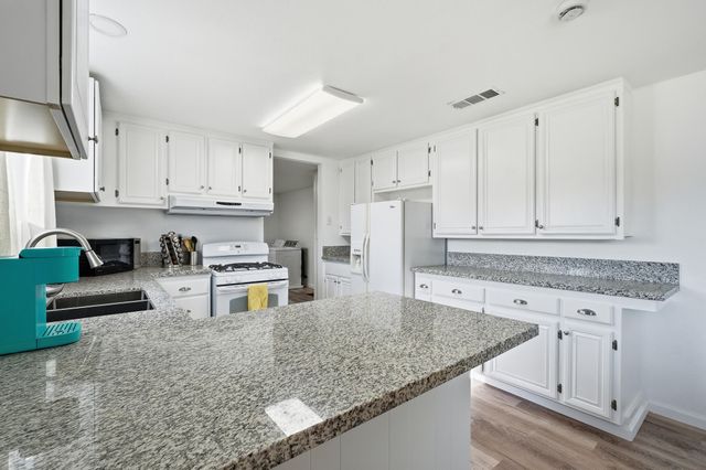 426 W Terra Bella Avenue, Pixley, CA 93256