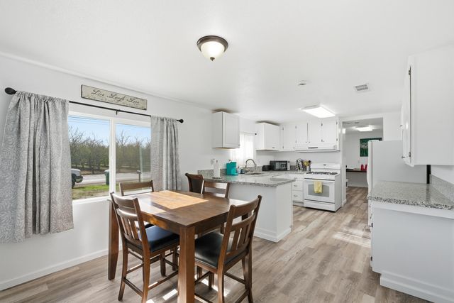 426 W Terra Bella Avenue, Pixley, CA 93256