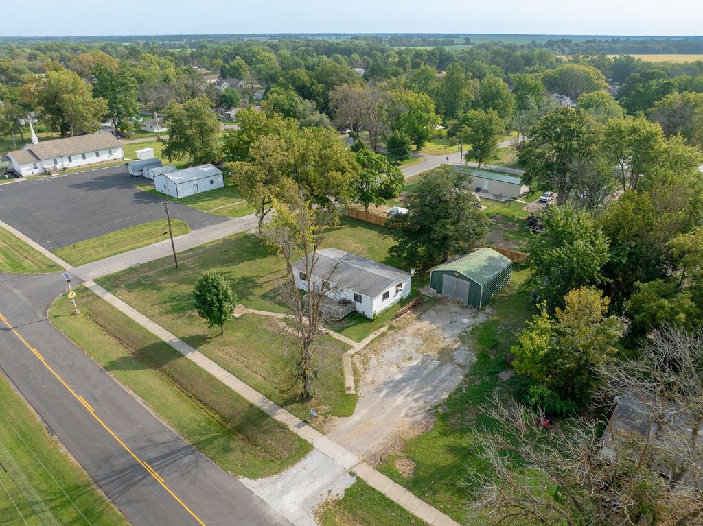 400 S OGDEN ST, Sturgeon, MO 65284