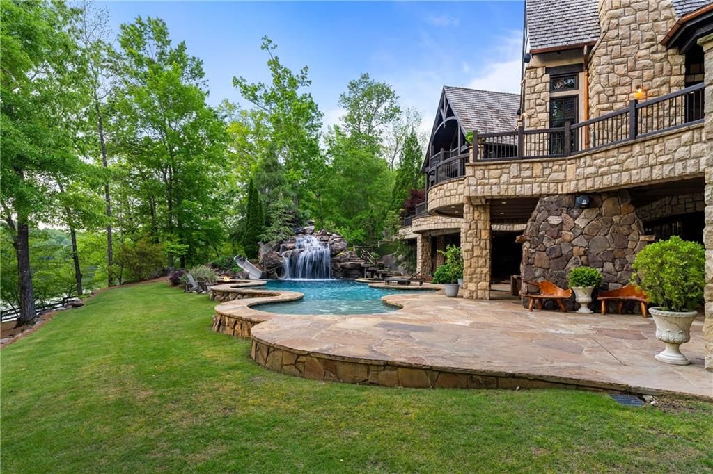 Image 107 of property listing at 550 Blue Heron Way, Milton, GA 30004