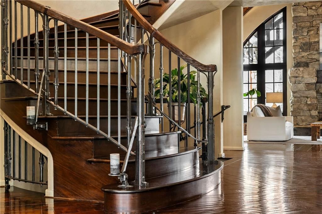 Image 7 of property listing at 550 Blue Heron Way, Milton, GA 30004