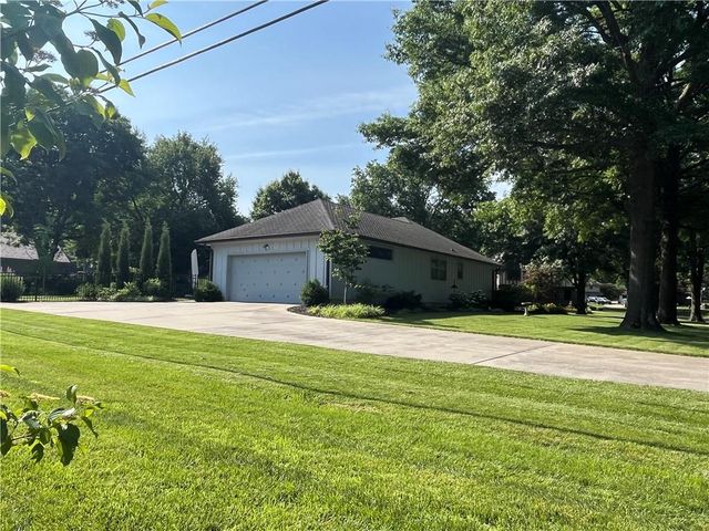 1700 Twin Oaks Drive, Harrisonville, MO 64701