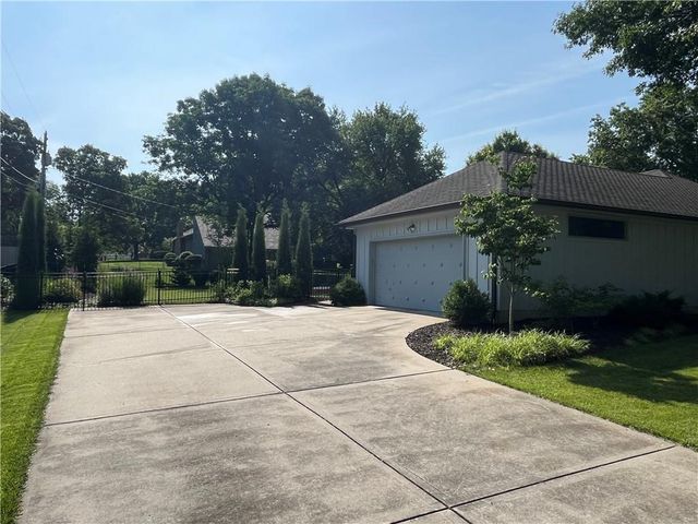 1700 Twin Oaks Drive, Harrisonville, MO 64701