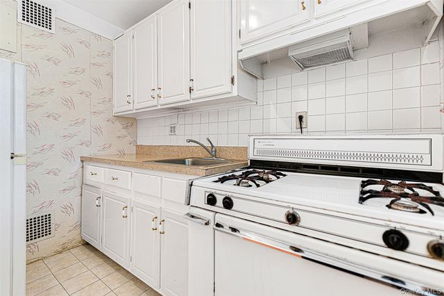 97-37 63rd Road 2B, Rego Park, NY 11374
