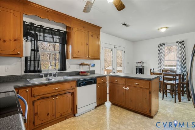 1822 New Lincoln Cir, Hopewell, VA 23860