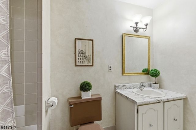 23 Manchester Rd, Raritan Twp., NJ 08822