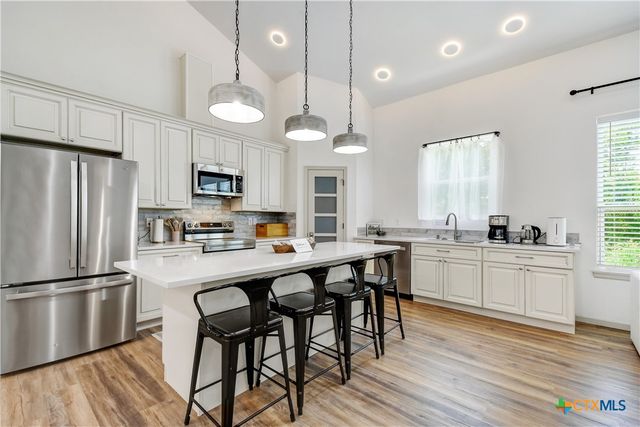 210 Cottage St, Seguin, TX 78155