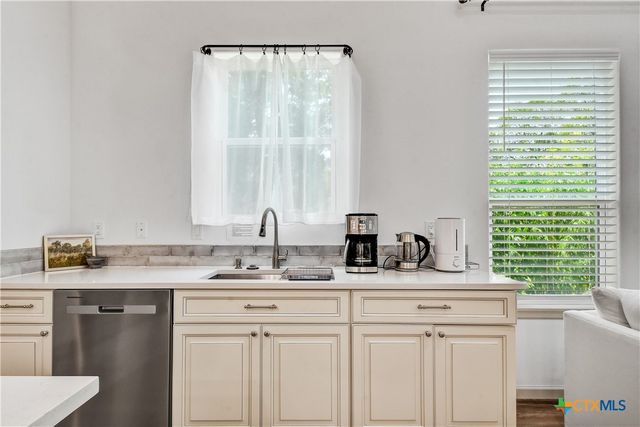 210 Cottage St, Seguin, TX 78155