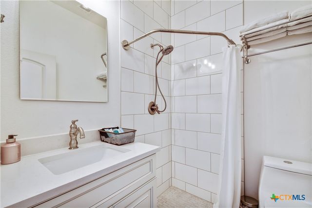 210 Cottage St, Seguin, TX 78155