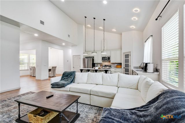 210 Cottage St, Seguin, TX 78155