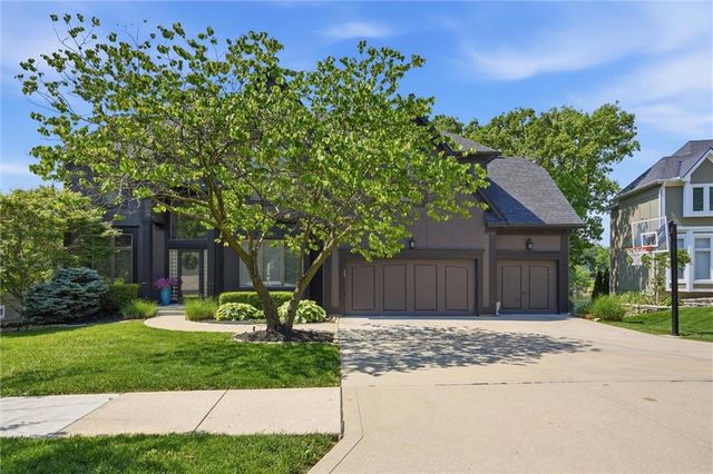 5634 Cottonwood Drive, Shawnee, KS 66216