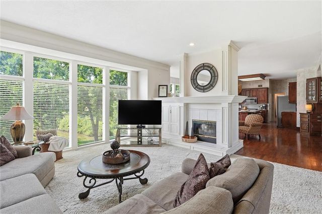5634 Cottonwood Drive, Shawnee, KS 66216