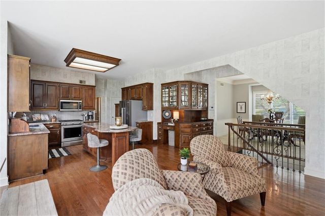 5634 Cottonwood Drive, Shawnee, KS 66216